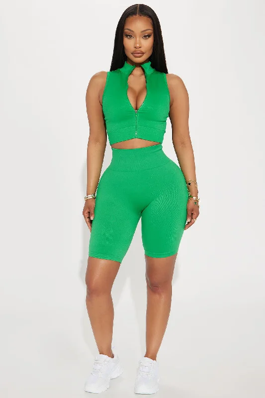 serving-heat-flex-seamless-active-biker-short-kelly-green