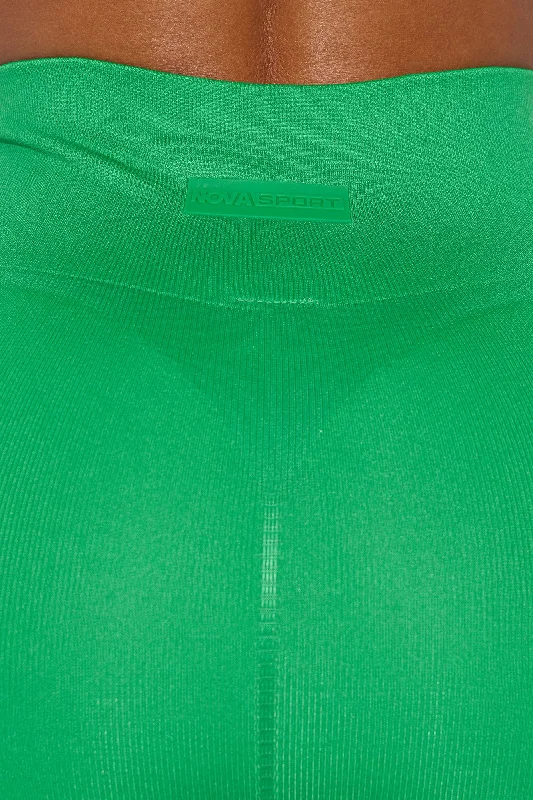 serving-heat-flex-seamless-active-biker-short-kelly-green